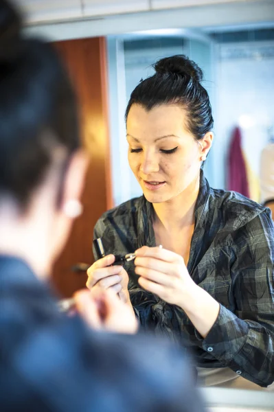 Frau macht Make-up — Stockfoto