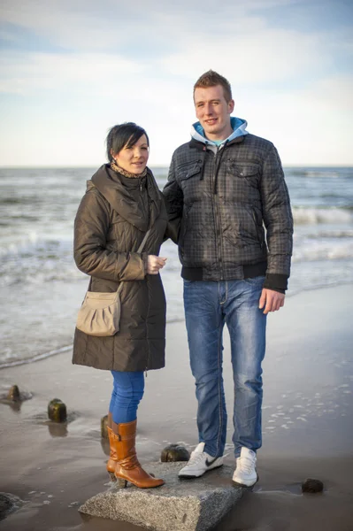 Pareja en la playa —  Fotos de Stock