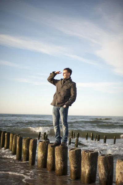 Muž, který stojí na vlnolamů — Stock fotografie