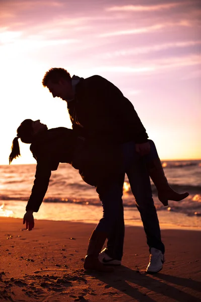 Casal na praia — Fotografia de Stock