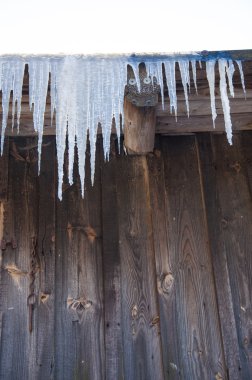 Çatıda buz saçağı.
