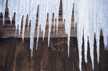 Çatıda buz saçağı.