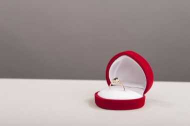 kırmızı bir kutu içinde nişan yüzüğü