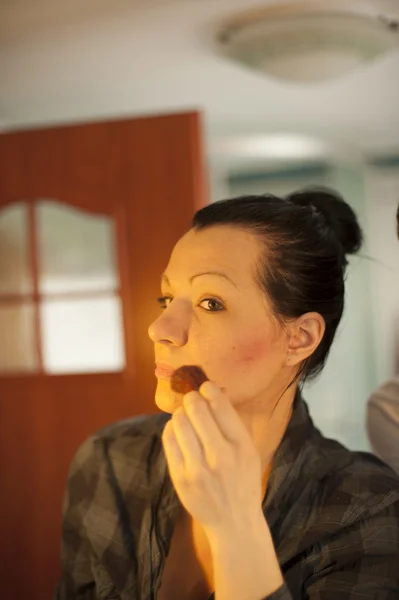 Žena dělá make-up — Stock fotografie