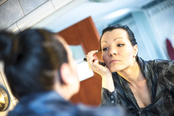 Frau macht Make-up — Stockfoto