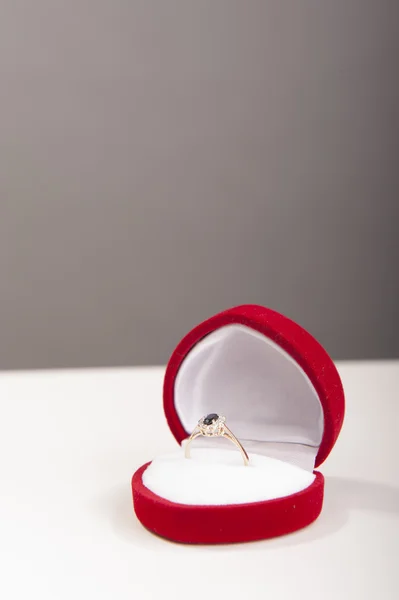 Bague de fiançailles en boîte rouge — Photo