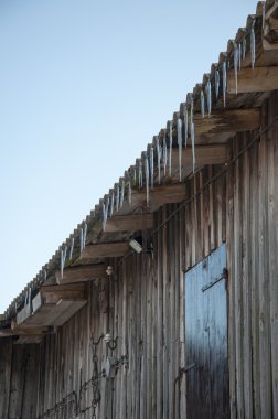 Çatıda buz saçağı.