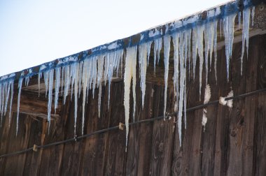 Çatıda buz saçağı.