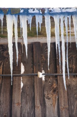 Çatıda buz saçağı.