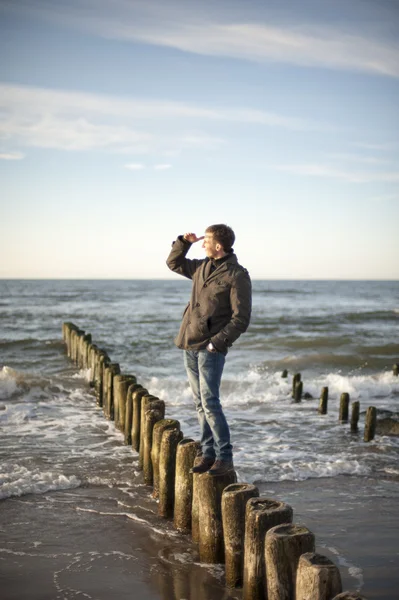 Muž, který stojí na vlnolamů — Stock fotografie