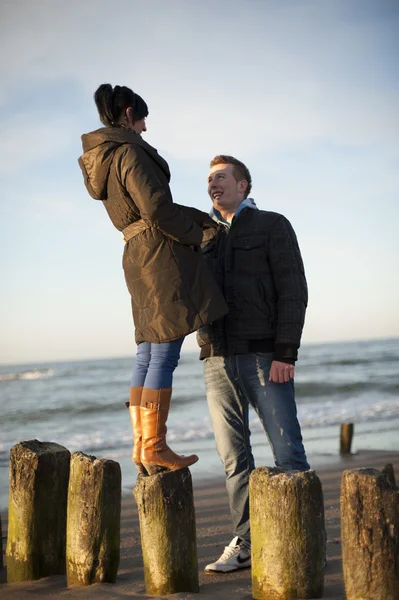 Coppia in spiaggia — Foto Stock