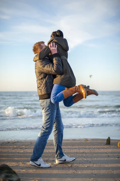 Coppia in spiaggia — Foto Stock