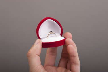 kırmızı bir kutu içinde nişan yüzüğü