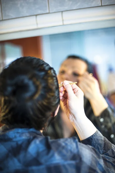 Frau macht Make-up — Stockfoto