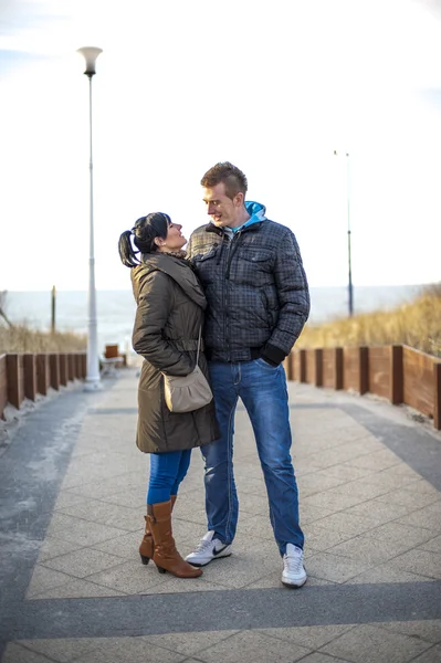 Pareja en la playa —  Fotos de Stock