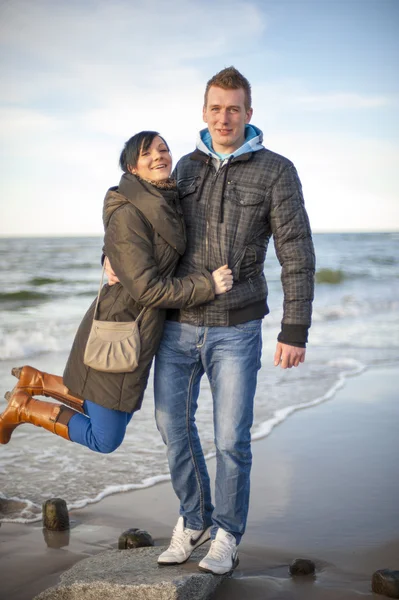 Casal na praia — Fotografia de Stock