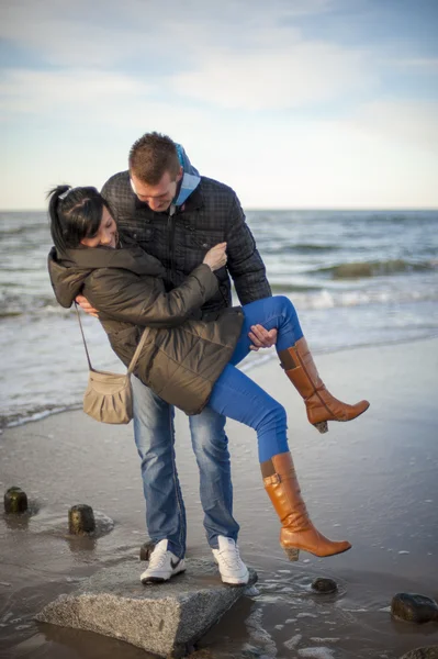 Coppia in spiaggia — Foto Stock