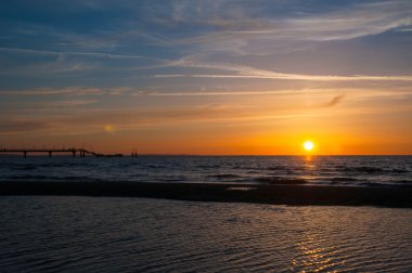 zakenvrouw maken een wens gemengd ras geïsoleerd wit