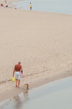 Denizde yürüyen uzun yürüyüşe çıkan kimse