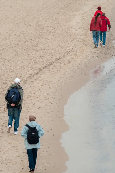 Denizde yürüyen uzun yürüyüşe çıkan kimse — Stok fotoğraf