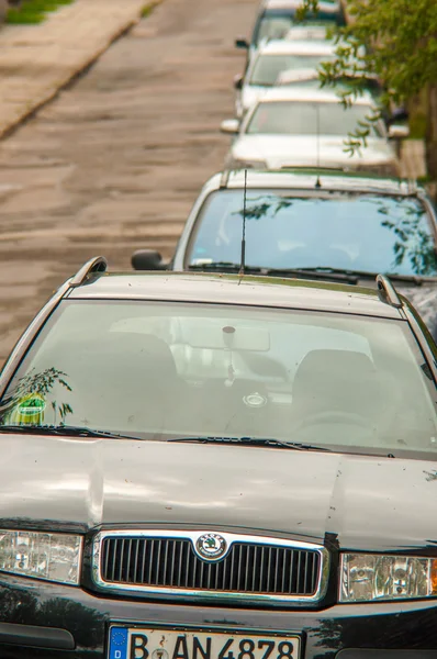 Dize sokakta park edilmiş arabalar — Stok fotoğraf