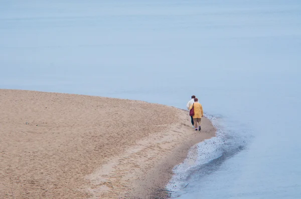 在海滩上散步的游客 — 图库照片