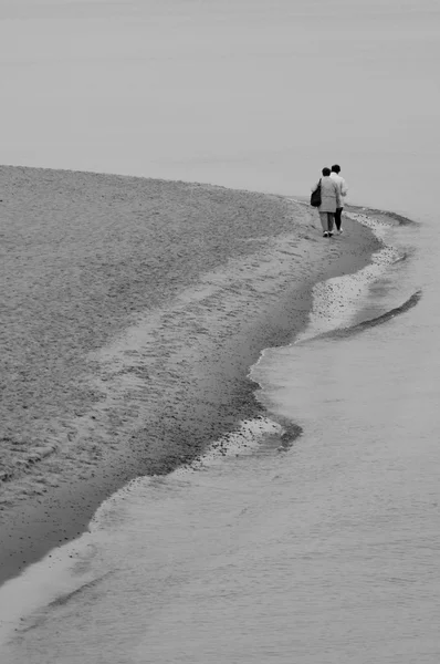 Turistas caminando por la playa —  Fotos de Stock