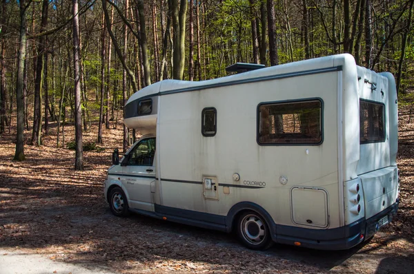 Camper estacionado en el bosque — Foto de Stock
