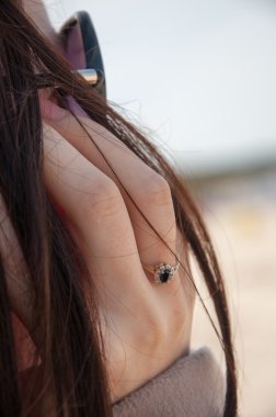 Kumsalda yürüyen turistler