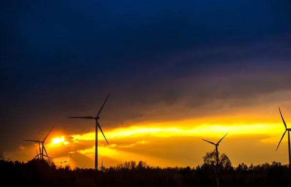 Windturbine při západu slunce — Stock fotografie