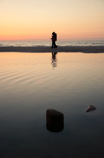 Turistas caminhando na praia — Fotografia de Stock