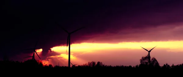 Windturbine bij zonsondergang — Stockfoto