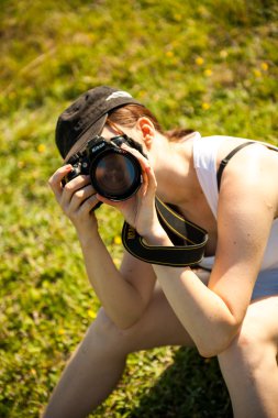 doğa fotoğrafçısı fotoğraf çeker