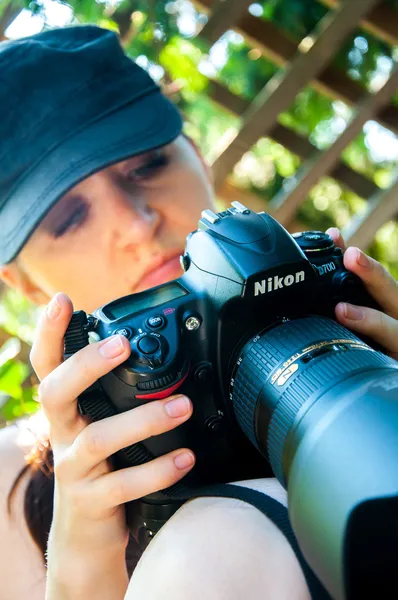 Fotógrafo de naturaleza toma fotos —  Fotos de Stock