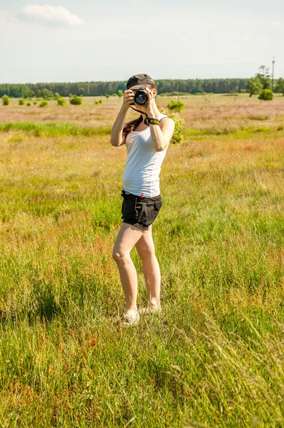 Fotógrafo de naturaleza toma fotos — Foto de Stock