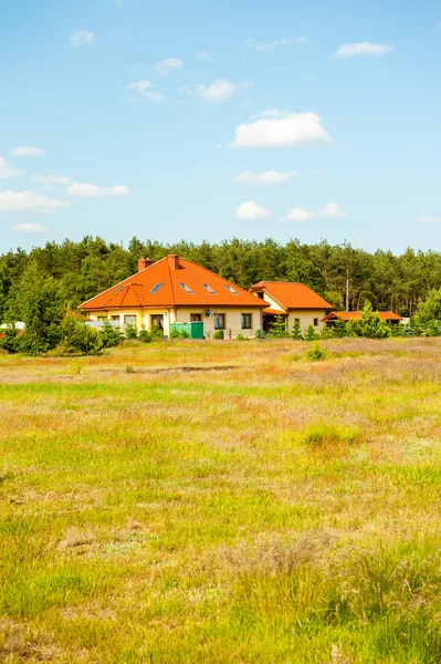 Hus bland ängar — Stockfoto