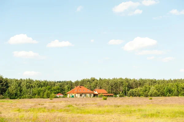Dom wśród łąk — Zdjęcie stockowe