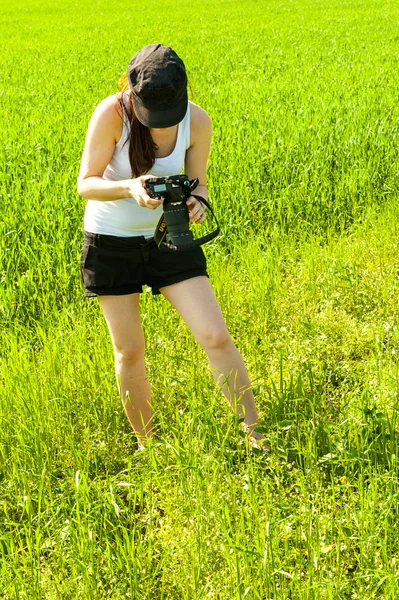 Nature photographer takes pictures — Stock Photo, Image