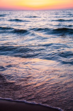 zakenvrouw maken een wens gemengd ras geïsoleerd wit