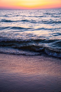 zakenvrouw maken een wens gemengd ras geïsoleerd wit