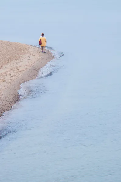 Touristen spazieren am Strand — Stockfoto