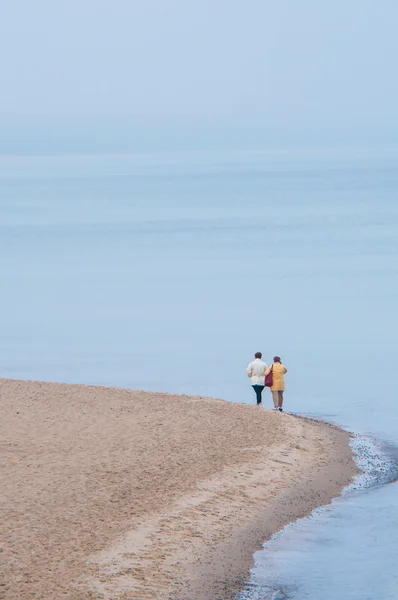 Turistas caminhando na praia — Fotografia de Stock
