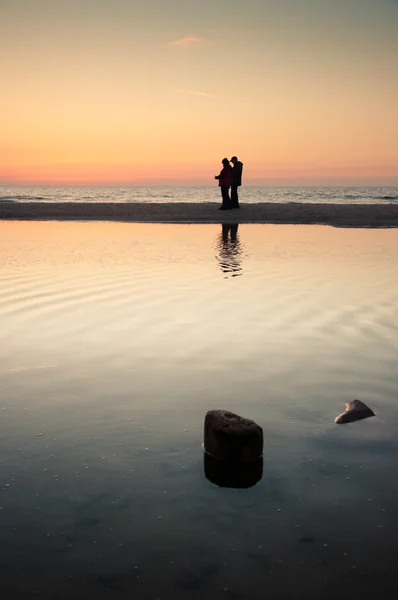 Toeristen wandelen op het strand — Stockfoto