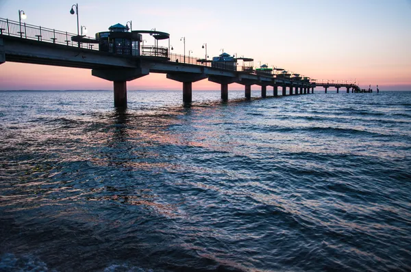 Pier in miedzyzdroje, polen — Stockfoto