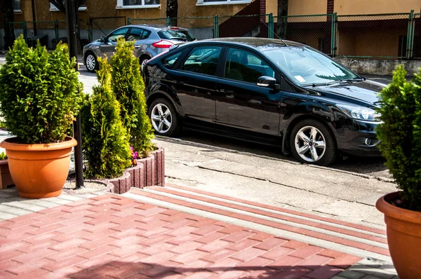 Машина припаркована на улице — стоковое фото