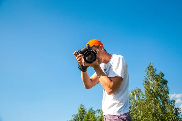 Fotógrafo de naturaleza toma fotos — Foto de Stock