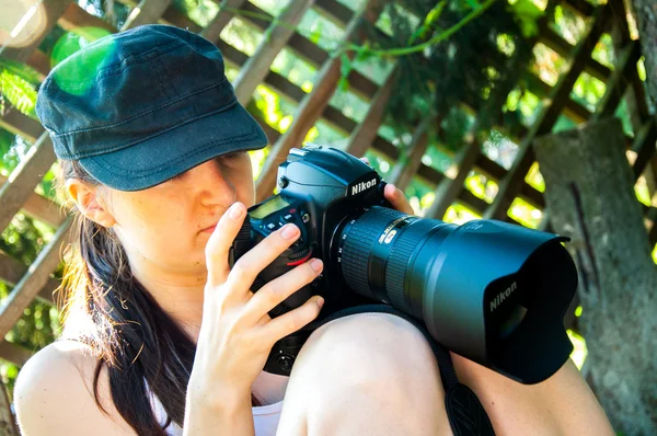 Nature photographer takes pictures — Stock Photo, Image