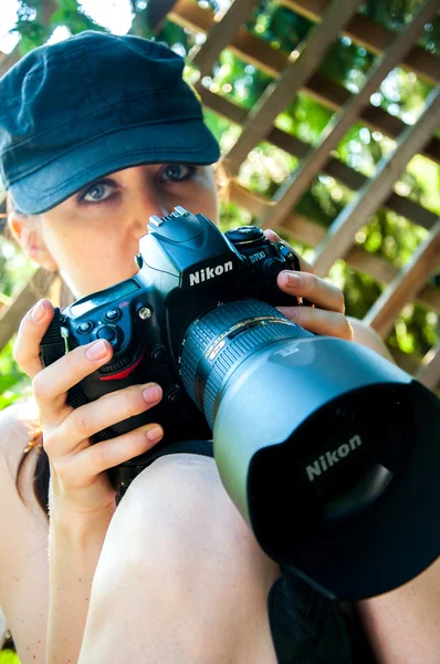 Fotógrafo de naturaleza toma fotos — Foto de Stock