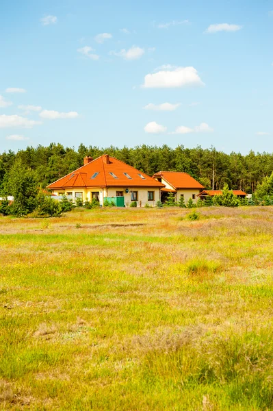 Casa entre los prados — Foto de Stock