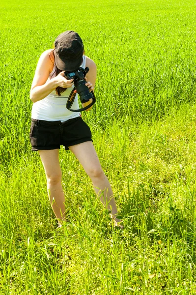 Fotógrafo de naturaleza toma fotos — Foto de Stock